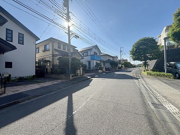 安心して暮らすことのできる住宅街。　住宅地の道路は一般に交通量が少なく車などの騒音が少ないため、住民にとって静かな生活環境が提供されます。