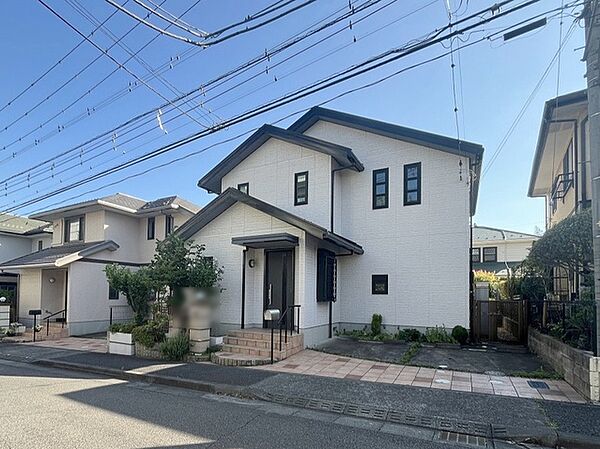 周辺の街並みの中で適度な主張、生活に溶け込むシンプルなデザインの外観が魅力の一戸建です。