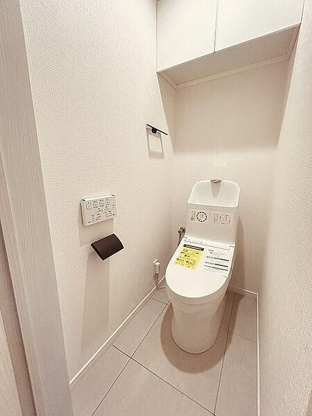 階段下を有効活用したトイレスペース。 便座はもちろんウォシュレット。