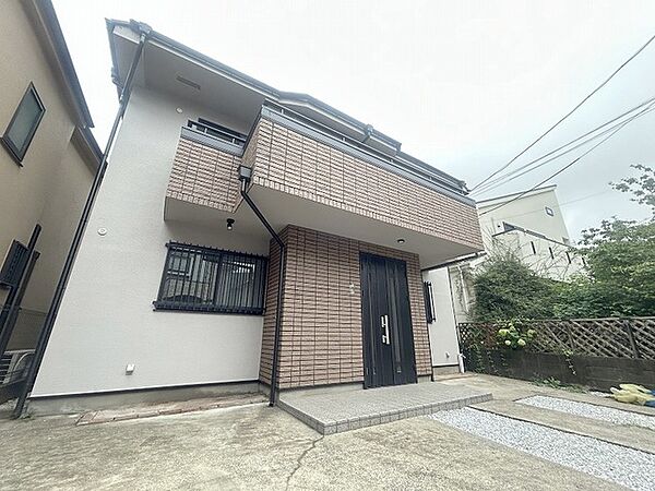 周辺の街並みの中で適度な主張、生活に溶け込むシンプルなデザインの外観が魅力の一戸建です。