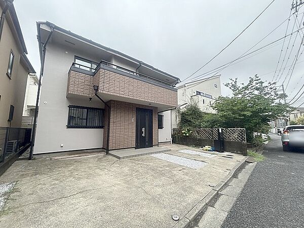 周辺の街並みの中で適度な主張、生活に溶け込むシンプルなデザインの外観が魅力の一戸建です。