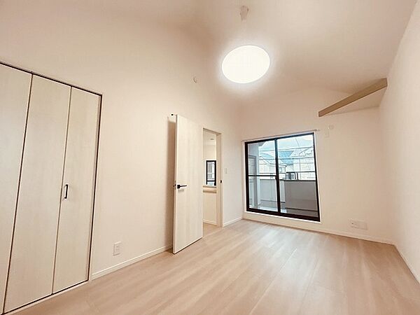 洋室はモダンなデザインと機能性を備え、快適な生活空間に。明るい窓から差し込む自然光が広々とした空間をさらに明るく開放的に感じさせます。