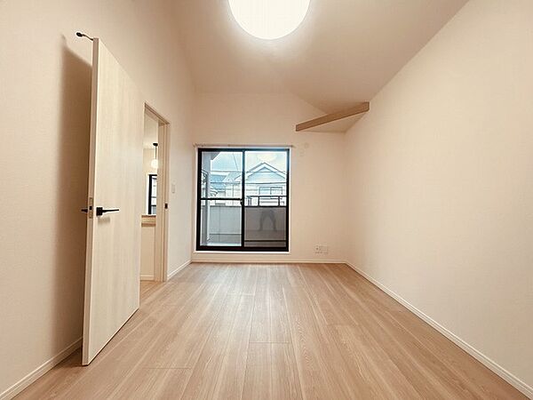 スタイリッシュなデザインと快適な居住性を兼ね備えた洋室。広々とした空間は、自分らしいインテリアを楽しむことができるほか、リラックスした時間を過ごすことができそうです。