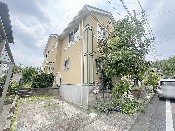 周辺の街並みの中で適度な主張、生活に溶け込むシンプルなデザインの外観が魅力の一戸建です。