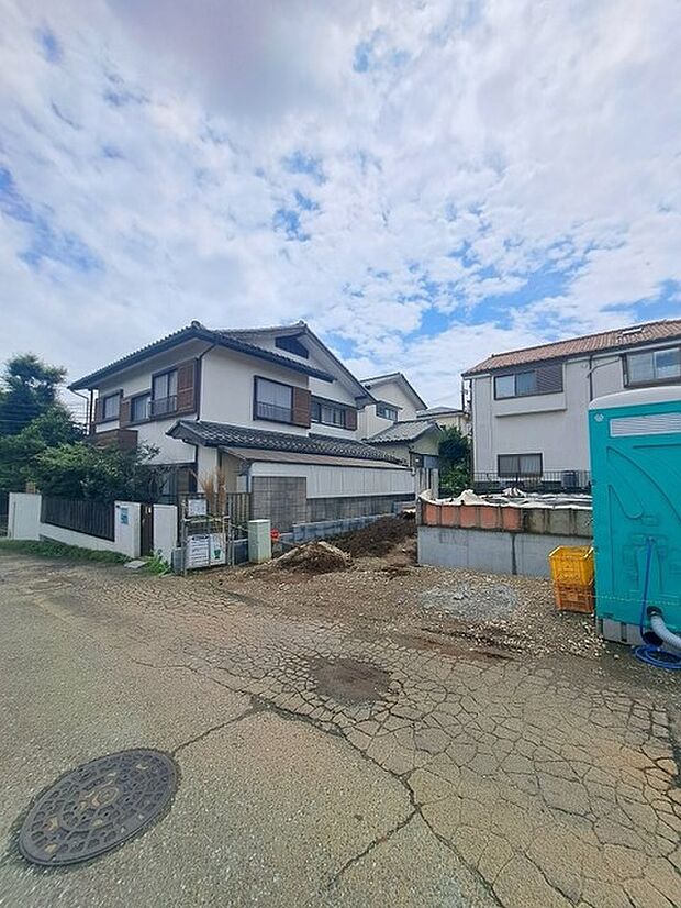 周辺は住宅が建ち並ぶ閑静な住宅街です。