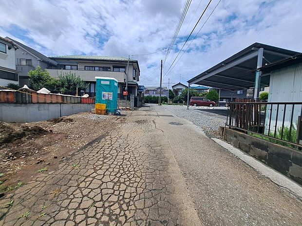 安心して暮らすことのできる住宅街。 住宅地の道路は一般に交通量が少なく車などの騒音が少ないため、住民にとって静かな生活環境が提供されます。