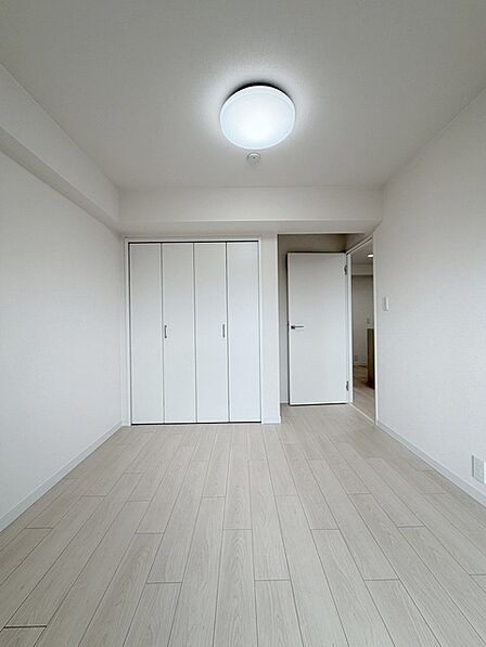 スタイリッシュなデザインと快適な居住性を兼ね備えた洋室。広々とした空間は、自分らしいインテリアを楽しむことができるほか、リラックスした時間を過ごすことができそうです。