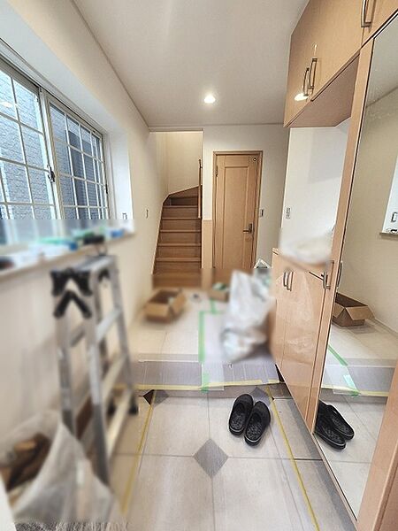 玄関は家の第一印象を左右する重要な場所。ほどよい広さとスタイリッシュな色遣いが印象的です。