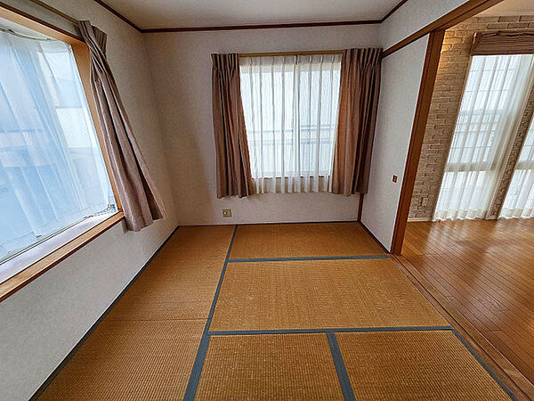 畳の香りと柔らかな光がリラックスした空間を作ります。