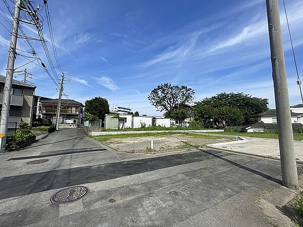 安心して暮らすことのできる住宅街。　住宅地の道路は一般に交通量が少なく車などの騒音が少ないため、住民にとって静かな生活環境が提供されます。