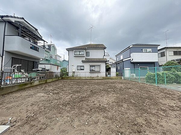 建築条件なしの敷地。弊社グループ「白馬建設」にて建物プランをご提案できます。実際の陽当たりやサイズ感を現地でお確かめください。