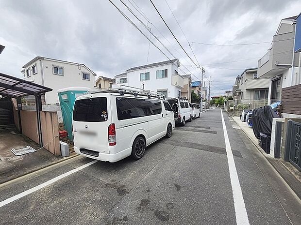 安心して暮らすことのできる住宅街。 住宅地の道路は一般に交通量が少なく車などの騒音が少ないため、住民にとって静かな生活環境が提供されます。
