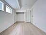 洋室：勾配天井の2階のお部屋。この勾配の角度がお洒落な雰囲気を感じさせてくれます。
