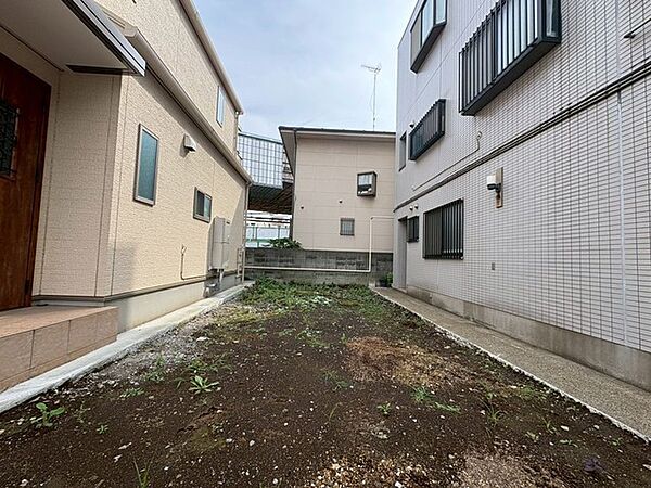 建築条件なしの敷地。弊社グループ「白馬建設」にて建物プランをご提案できます。実際の陽当たりやサイズ感を現地でお確かめください。