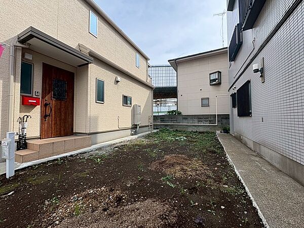 現地ご見学の際、スタッフが様々なご質問に対応いたします、周辺環境、前面道路、建築可能な建物について、ぜひご相談ください。