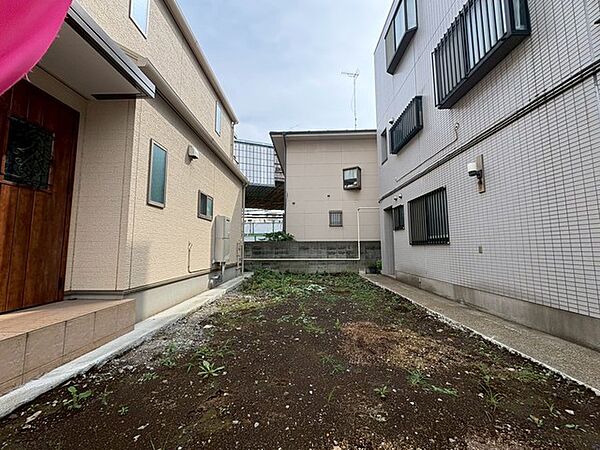 建築条件なしの敷地。弊社グループ「白馬建設」にて建物プランをご提案できます。実際の陽当たりやサイズ感を現地でお確かめください。