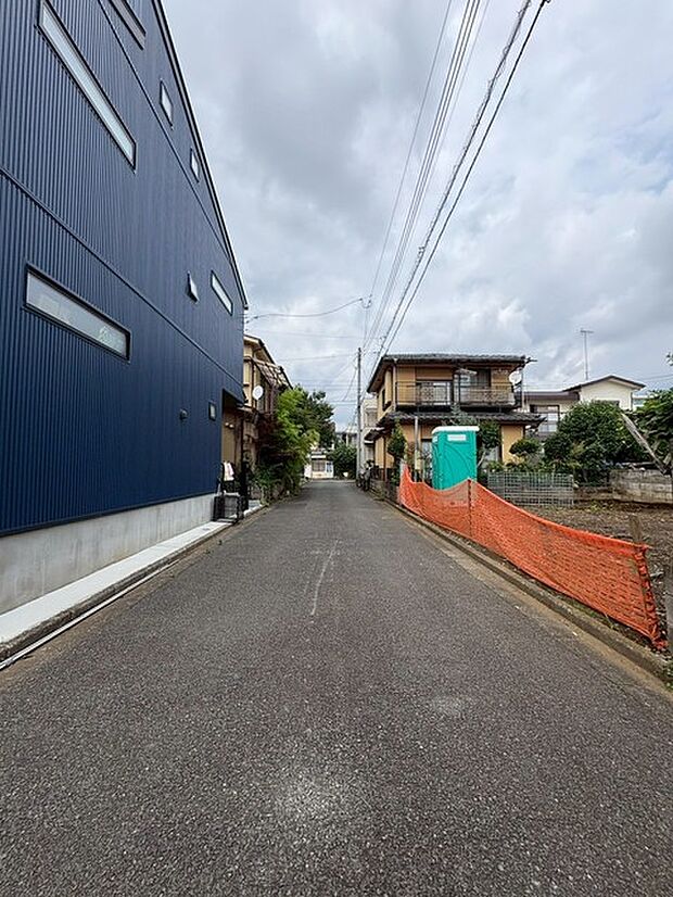 安心して暮らすことのできる住宅街。 住宅地の道路は一般に交通量が少なく車などの騒音が少ないため、住民にとって静かな生活環境が提供されます。