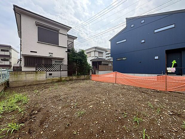 安心して暮らすことのできる住宅街。 住宅地の道路は一般に交通量が少なく車などの騒音が少ないため、住民にとって静かな生活環境が提供されます。