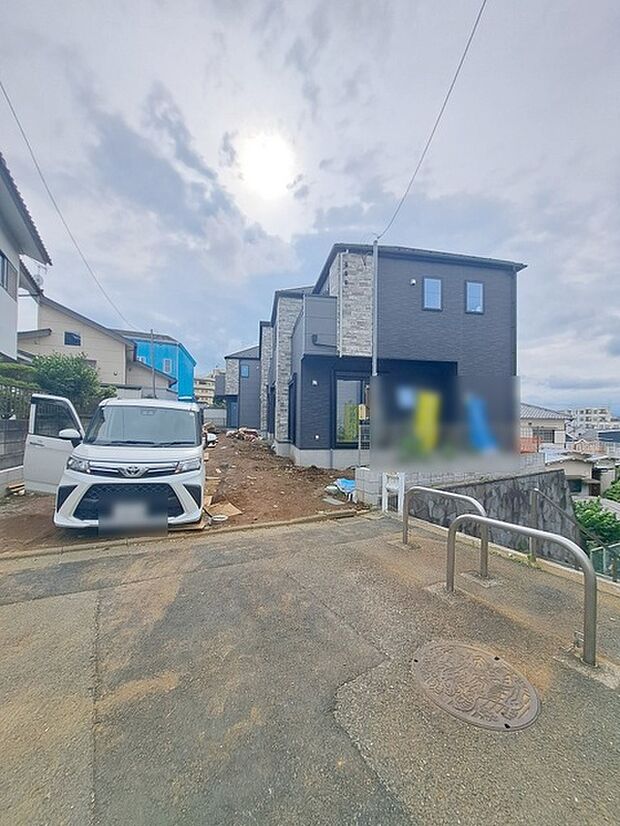 安心して暮らすことのできる住宅街。 住宅地の道路は一般に交通量が少なく車などの騒音が少ないため、住民にとって静かな生活環境が提供されます。