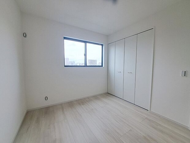スタイリッシュなデザインと快適な居住性を兼ね備えた洋室。広々とした空間は、自分らしいインテリアを楽しむことができるほか、リラックスした時間を過ごすことができそうです。