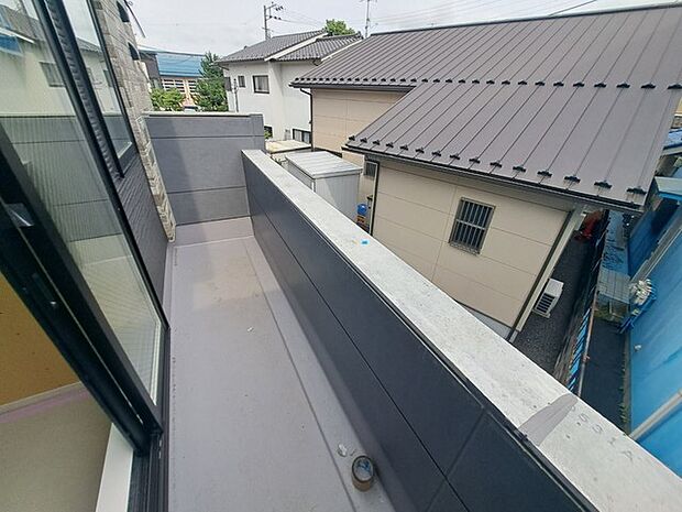 季節の変化や天気の良い日には、バルコニーでの時間が心地よく、気分をリフレッシュさせることができます。