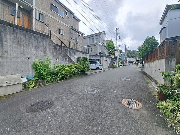 安心して暮らすことのできる住宅街。　住宅地の道路は一般に交通量が少なく車などの騒音が少ないため、住民にとって静かな生活環境が提供されます。