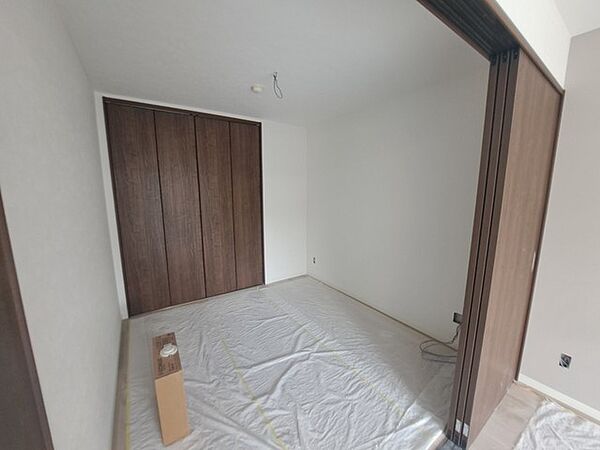 スタイリッシュなデザインと快適な居住性を兼ね備えた洋室。