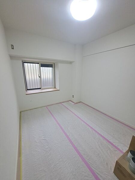 洋室はモダンなデザインと機能性を備え、快適な生活空間に。明るい窓から差し込む自然光が広々とした空間をさらに明るく開放的に感じさせます。