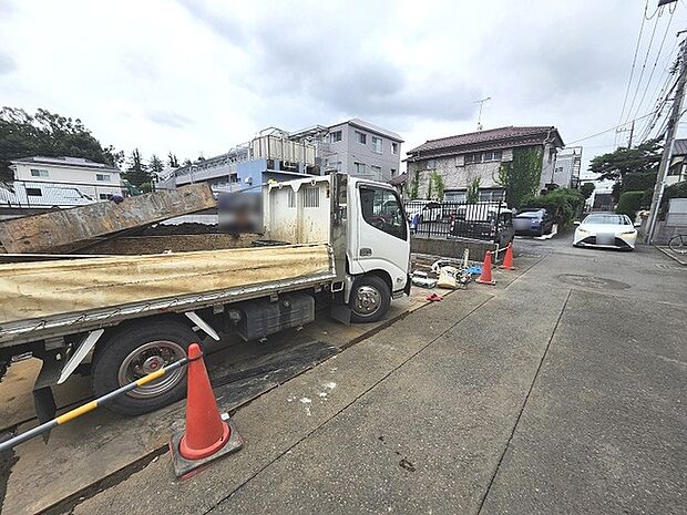 周辺は住宅が建ち並ぶ閑静な住宅街です。