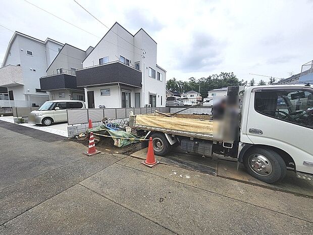 現在建物を建築中です、建築中の物件については現地確認の他、同施工会社の完成施工例のご案内、担当者のプレゼンテーションにてご検討ください。適切なご検討の方法をご説明させて頂きます。