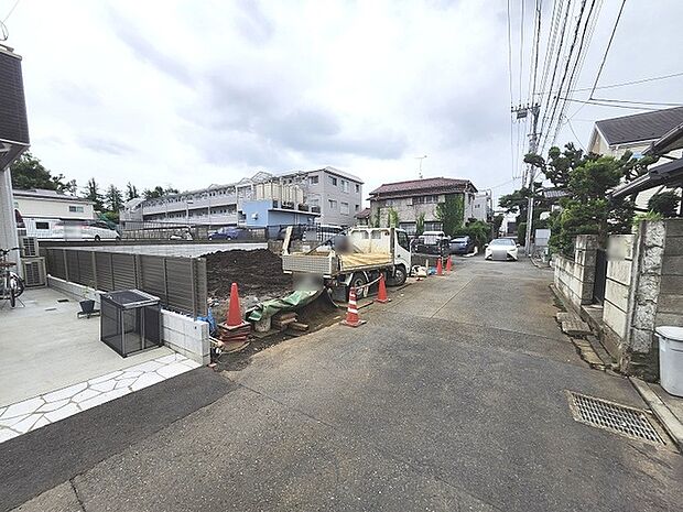 周辺は住宅が建ち並ぶ閑静な住宅街です。