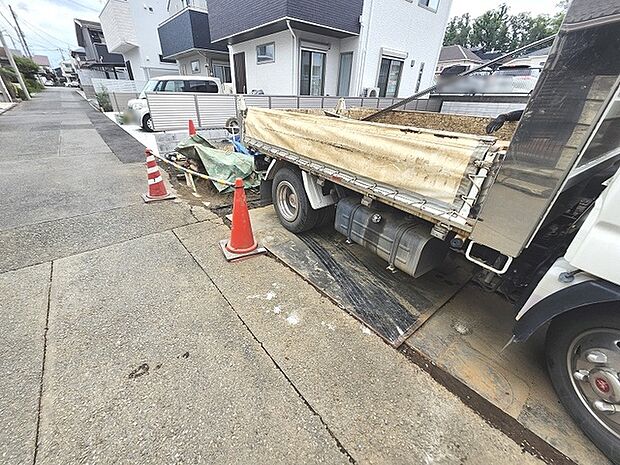現在建物を建築中です、建築中の物件については現地確認の他、同施工会社の完成施工例のご案内、担当者のプレゼンテーションにてご検討ください。適切なご検討の方法をご説明させて頂きます。