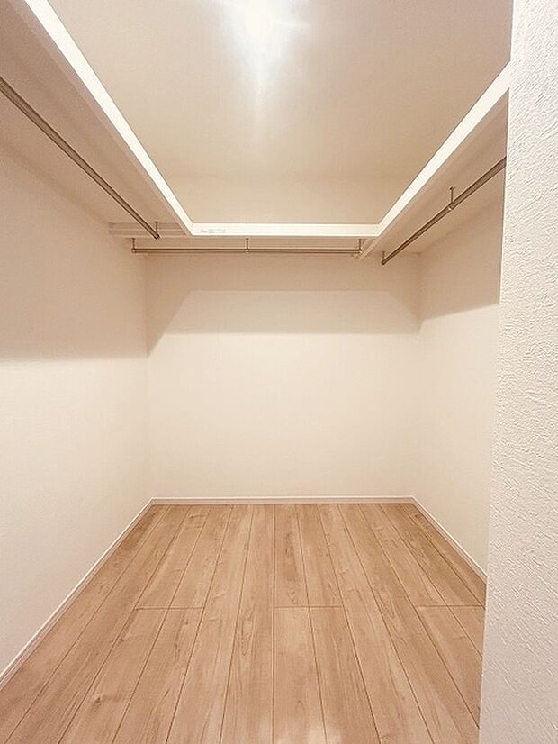 沢山の洋服も収納できそうなウォークインクローゼット。荷物の多い方には嬉しい設計。 