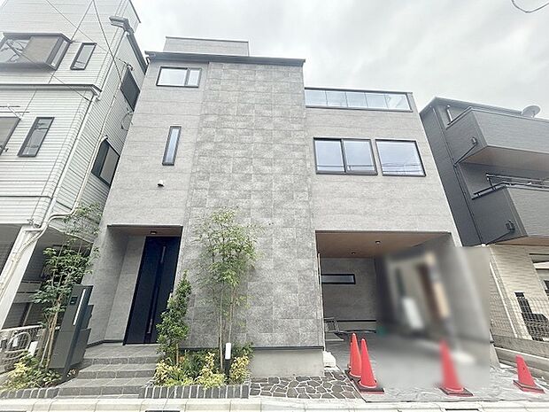 周辺の街並みの中で適度な主張、生活に溶け込むシンプルなデザインの外観が魅力の一戸建です。 