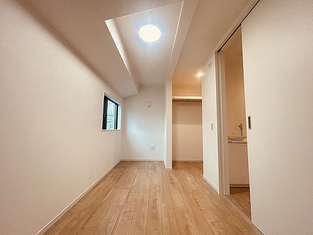 洋室はモダンなデザインと機能性を備え、快適な生活空間に。明るい窓から差し込む自然光が広々とした空間をさらに明るく開放的に感じさせます。  