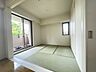 和室：畳の香りと柔らかな光がリラックスした空間を作ります。 