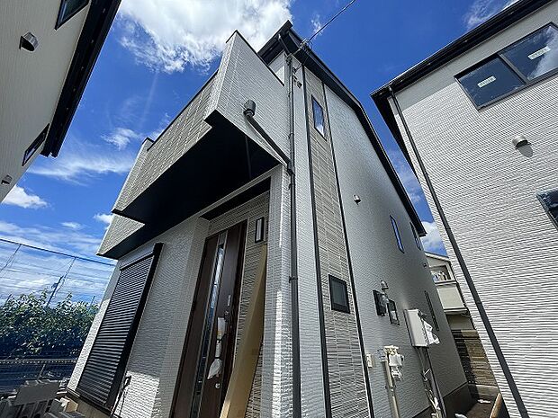 現在建物を建築中です、建築中の物件については現地確認の他、同施工会社の完成施工例のご案内、担当者のプレゼンテーションにてご検討ください。適切なご検討の方法をご説明させて頂きます。