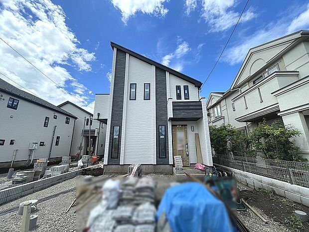 モダンでシャープなフォルムが目を引く外観。洗練されたモノトーンのデザインが街並みに映えます 