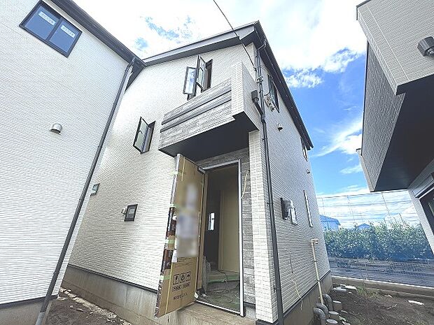 周辺の街並みの中で適度な主張、生活に溶け込むシンプルなデザインの外観が魅力の一戸建です。