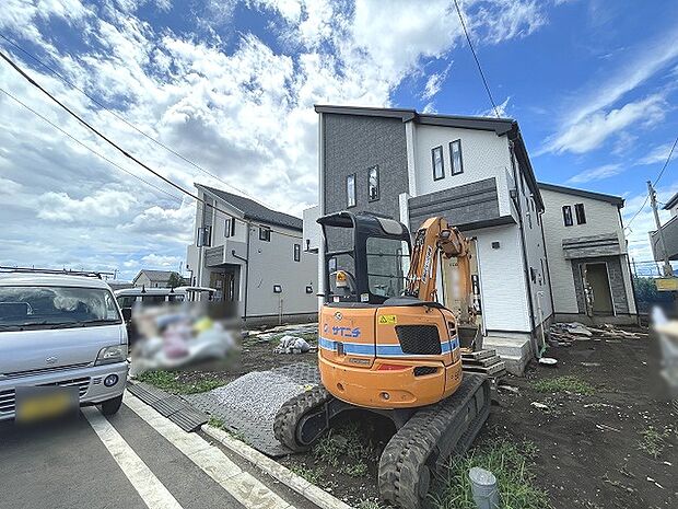 新しい暮らしの始まりを感じさせる、整った街並みの一画です。これから愛着を育む住まいとなります