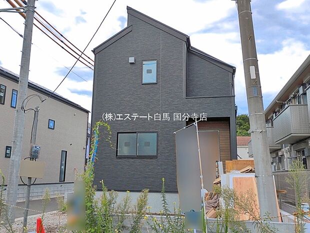 周辺の街並みの中で適度な主張、生活に溶け込むシンプルなデザインの外観が魅力の一戸建です。