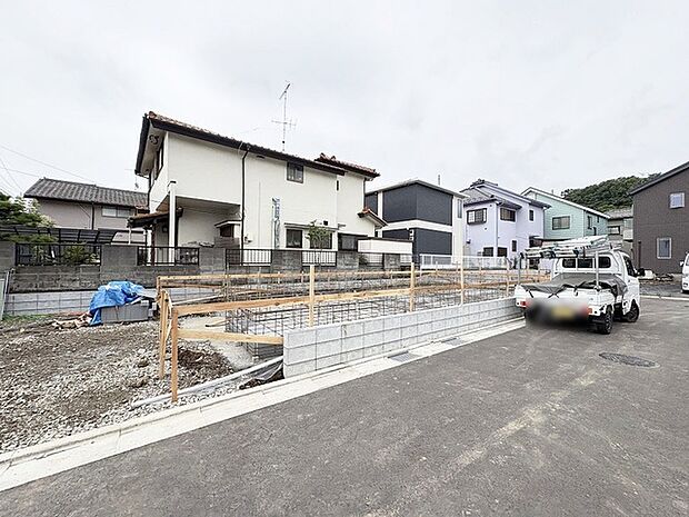 現在建物を建築中です、建築中の物件については現地確認の他、同施工会社の完成施工例のご案内、担当者のプレゼンテーションにてご検討ください。適切なご検討の方法をご説明させて頂きます。
