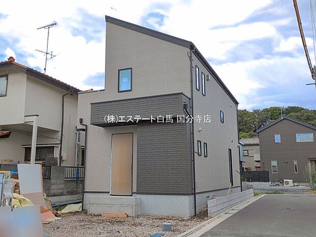 周辺の街並みの中で適度な主張、生活に溶け込むシンプルなデザインの外観が魅力の一戸建です。