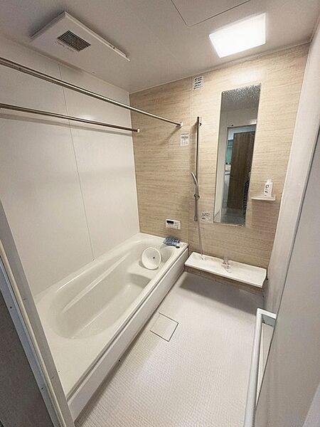 ゆったりと入浴の出来る一坪サイズ 洗い場スペースも約1帖、一人でゆったりとご入浴や、お子様との賑やかなご入浴も対応可能