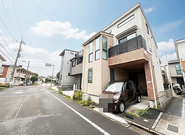 周辺の街並みの中で適度な主張、スタイリッシュなデザインの外観が魅力の一戸建