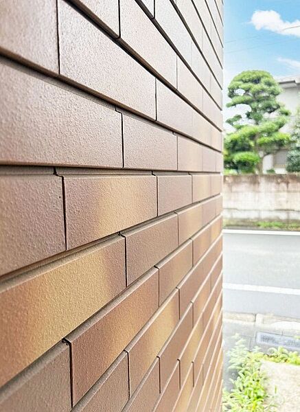 外壁にちょっと遊び心、ヴィンテージのニューヨーク、ロフトハウスのようなデザインも取り込む
