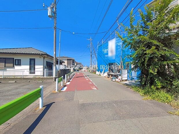 安心して暮らすことのできる住宅街。　住宅地の道路は一般に交通量が少なく車などの騒音が少ないため、住民にとって静かな生活環境が提供されます。 
