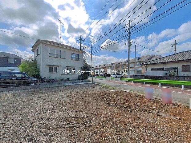 周辺の街並みの中で適度な主張、生活に溶け込むシンプルなデザインの外観が魅力の一戸建です。