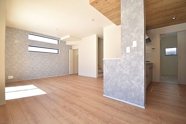 家族が一番集まる場所だから広々としつつも素敵な空間であって欲しい。みんながくつろぐリビングからキッチンまでが一つの空間のように繋がる間取り。