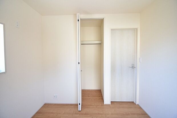 各お部屋に収納が設置されています。